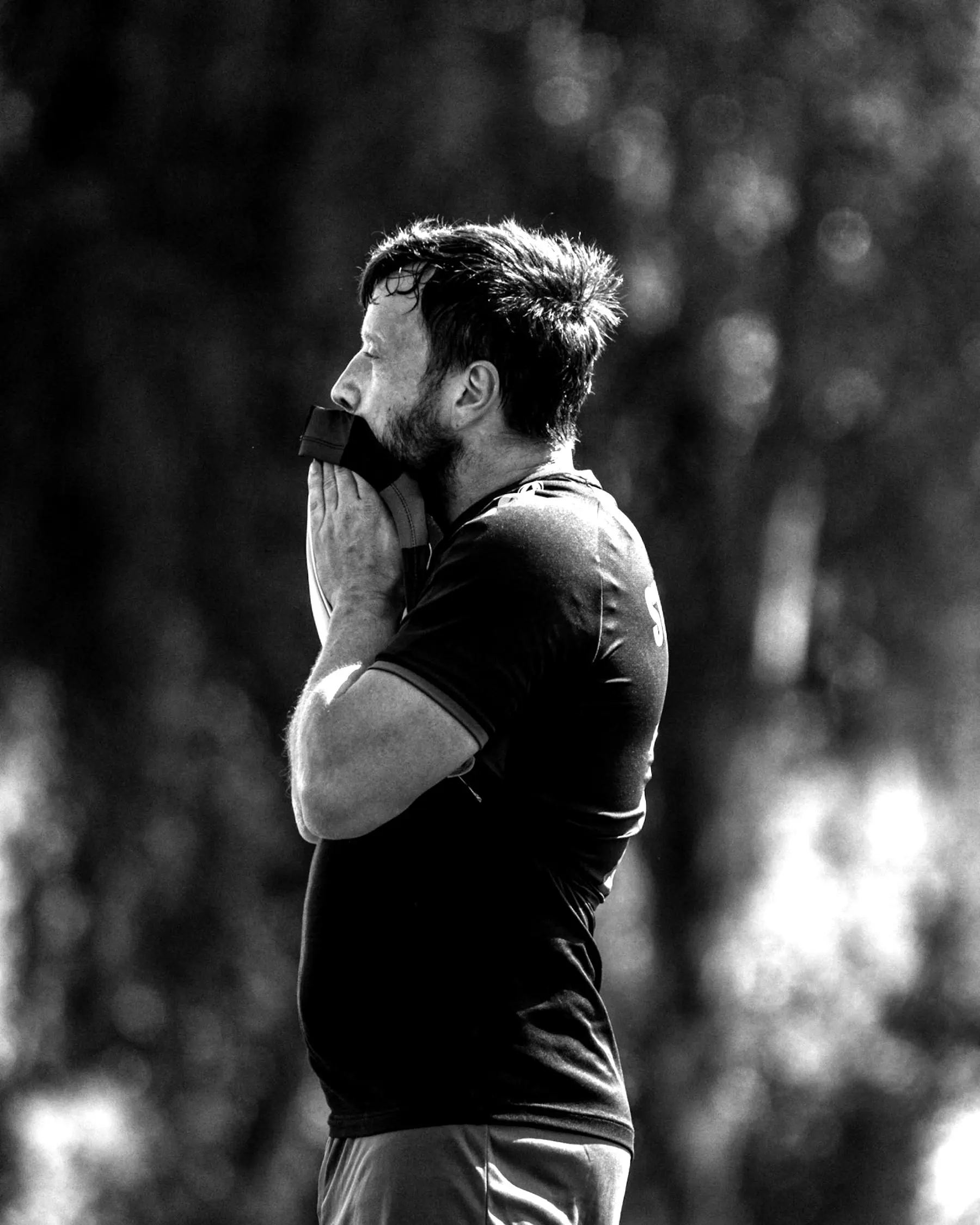 Schwarzweiß: Spieler hält sich nach dem Spiel die Hände vor das Gesicht.